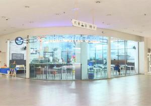 シャー・アラムにあるComfy MRT-Linked Unit, DSara Sentral SOVO #DS4の建物の中にある大きなガラスのドアのあるレストラン