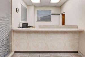 Фотография из галереи Knights Inn South Houston TX в Хьюстоне