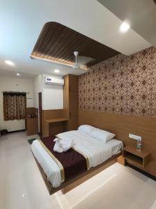 een slaapkamer met een groot bed in een kamer bij Nalli Plaza in Salem