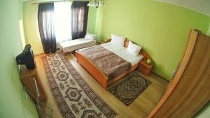 Habitación pequeña con cama y ventana en Anda Residence, en Sibiu