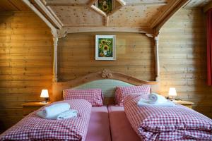 Ένα ή περισσότερα κρεβάτια σε δωμάτιο στο Mucherhof