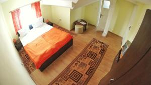 - Vistas a un dormitorio con cama grande en Anda Residence, en Sibiu 15 fotos más