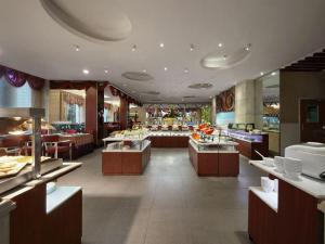 a restaurant with a buffet line in a restaurant at Shenzhen Hanyong Hotel Fuyong Branch in Shenzhen