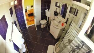 Vonios kambarys apgyvendinimo įstaigoje Anda Residence