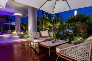 a living room with couches and a table and an umbrella at Home Inn Plus Shanghai Pudong Airport Chuansha Branch in Shanghai