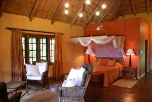 リロングウェにあるKumbali Country Lodgeのベッドルーム1室(ベッド1台、椅子付) +37枚の写真