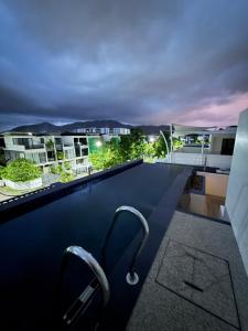 Blick auf den Balkon eines Gebäudes mit Aussicht in der Unterkunft Laguna Parkside 5 bedroom villa with pool near the beach in Laguna Phuket