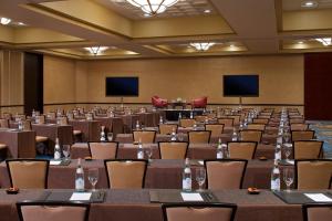 een grote kamer met tafels, stoelen en schermen bij Omni Charlotte Hotel in Charlotte +178 foto's
