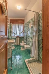 a bathroom with two sinks and a shower at Casa Bigontina 19, in the center of Cortina in Cortina dʼAmpezzo