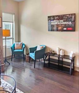Una sala de estar con dos sillas y una mesa. en Serenity In The City, en Atlanta 12 fotos más