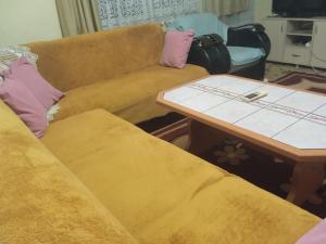 Una sala de estar con dos sofás y una mesa. en Dormitory Pension Sofas Bunk Bed Rooms in Homestay Apartment, en Antalya