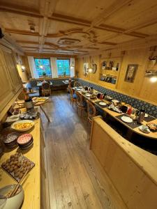 duża sala ze stołami i krzesłami w restauracji w obiekcie Garni Pineta w mieście San Martino in Badia