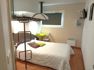 sypialnia z łóżkiem piętrowym i oknem w obiekcie Good Night Hotel w mieście Arques +16 zdjęć