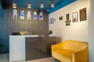 班加罗尔Open Hotel by Olive - Meet Me At的一间设有柜台和椅子的等候室
