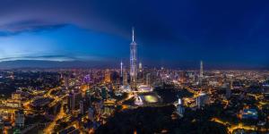 クアラルンプールにあるPark Hyatt Kuala Lumpurの夜の街の航空写真