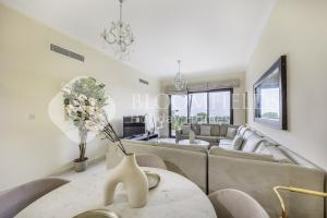 una sala de estar con un sofá y una mesa en Bloomfields Delux 2BR Miad Town House Mina, en Rūl Ḑadnā