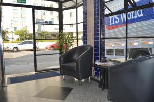 サンパウロにあるHotel Aeroporto de Congonhasの椅子とバスのある待合室