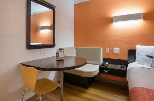 Postel nebo postele na pokoji v ubytování Motel 6-Tampa, FL - Fairgrounds