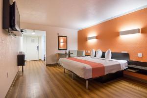 Postel nebo postele na pokoji v ubytování Motel 6-Tampa, FL - Fairgrounds