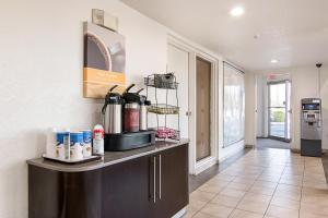 Kuchyň nebo kuchyňský kout v ubytování Motel 6-Tampa, FL - Fairgrounds