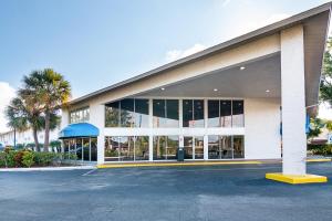 Mặt tiền/cổng chính của Motel 6-Tampa, FL - Fairgrounds