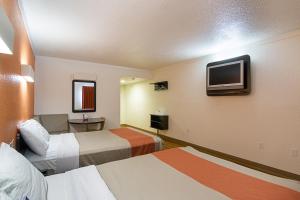 TV a/nebo společenská místnost v ubytování Motel 6-Tampa, FL - Fairgrounds