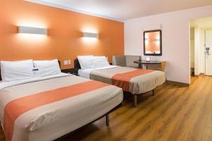Postel nebo postele na pokoji v ubytování Motel 6-Tampa, FL - Fairgrounds