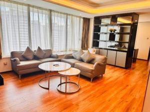 a living room with a couch and a table at FOGER YACHT HOTEL in Pingshanongchang