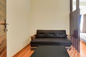 Гостиная зона в Super Townhouse Oak Sinhgad Road Crossway Formerly Popular Hotel