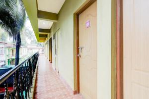 un corridoio vuoto di un edificio con porta di Collection O Candolim Beach Formerly Poornima Place a Candolim
