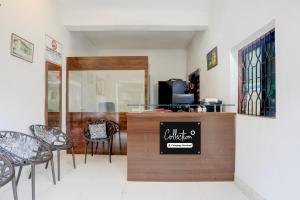 un ristorante con sedie e bancone con un cartello di Collection O Candolim Beach Formerly Poornima Place a Candolim
