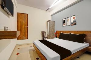 a bedroom with a bed in a room at Collection O Kadodara Bus Terminal Formerly Hotel Rudra in Balesar