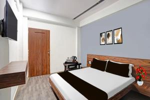 a bedroom with a bed and a tv in a room at Collection O Kadodara Bus Terminal Formerly Hotel Rudra in Balesar +22 photos