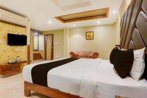 Televisyen dan/atau pusat hiburan di Townhouse Oak Amity University Patna Formerly The Golden Crown