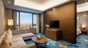 Televisyen dan/atau pusat hiburan di Ramada Encore by Wyndham Wuhan Caidian