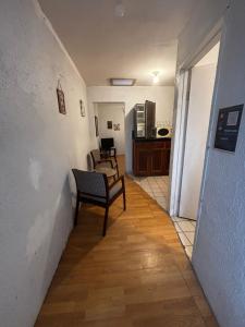 Kuchyň nebo kuchyňský kout v ubytování Small studio by the ocean, secure parking included