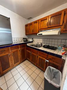 Kuchyň nebo kuchyňský kout v ubytování Small studio by the ocean, secure parking included