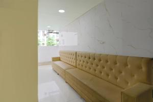 Posezení v ubytování Super Hotel O Saibaba Temple Chintal Formerly Himagiri Luxury Room