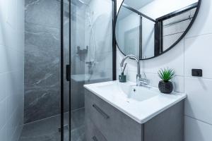 Ένα μπάνιο στο 4p, City center, close to University & Station