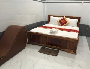 a small bedroom with a bed in a room at Nhà Nghỉ Phát Thành in Trà Vinh