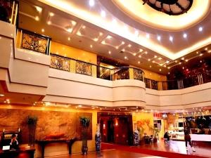 una hall di un edificio con un orologio sul soffitto di Heilongjiang Kunlun Hotel a Harbin