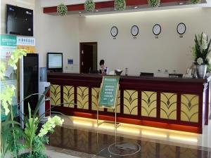 un bar in un negozio con un cartello davanti di GreenTree Inn Tianjin Wuqing Distric Bohai Market a Tianjin