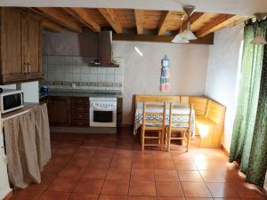 A kitchen or kitchenette at Casa El Volaero