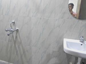 a bathroom with a sink and a mirror at Hotel O Smriti Villa in Ballygunge +1 photo