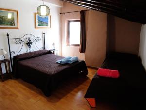 A bed or beds in a room at Casa El Volaero