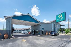 un estacionamiento vacío frente a un concesionario de autos en Quality Inn Near Lake Marble Falls, en Marble Falls