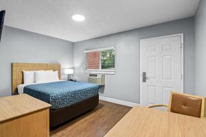 Кровать или кровати в номере Suburban Studios Stuart near Federal Hwy 1 +47 фотографий