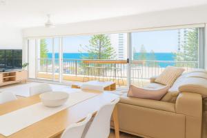 CoolangattaにあるSnapper Rocks Ocean view Retreatのソファとテーブルのあるリビングルーム +28枚の写真