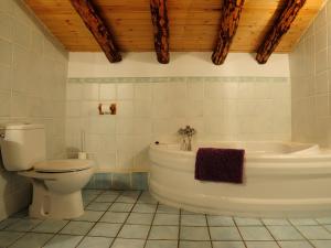 A bathroom at Casa El Volaero Még 37 kép