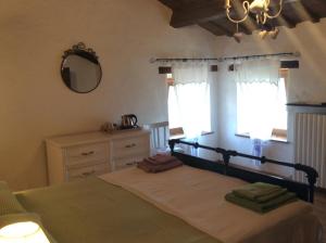 A bed or beds in a room at Il Gallo Del Vicino
